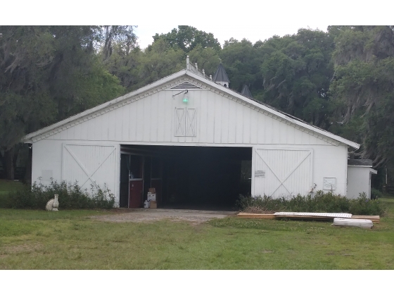 13 STALL BARN W/ 2 APARTMENTS