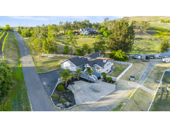  Private road to lower and upper driveways